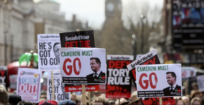 Miles de británicos se manifiestan pidiendo la dimisión del primer ministro David Cameron, después de su implicación en los 'papeles de Panamá'. REUTERS/Neil Hall