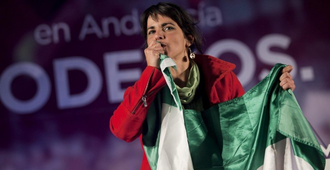 Teresa Rodríguez besa la bandera de Andalucía. EFE
