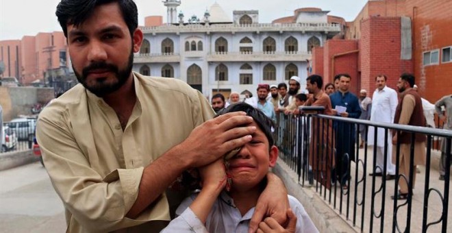 Un niño herido tras el terremoto en el hospital de Peshawar, Pakistan. EFE/EPA/ARSHAD ARBAB