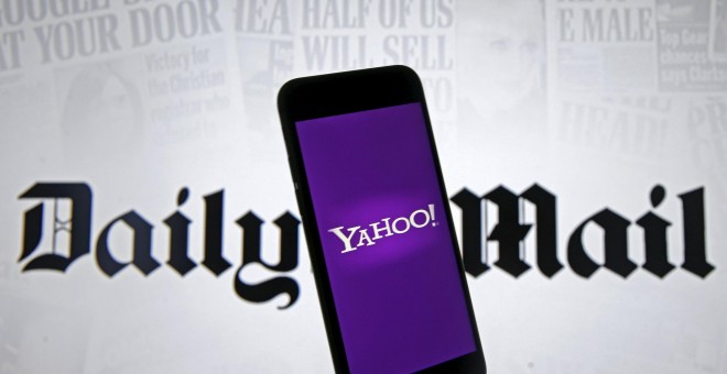 Un 'smartphone' con el logo de Yahoo sobre una ilustración de la cabecera del diario británico 'Daily Mail'. REUTERS/Dado Ruvic