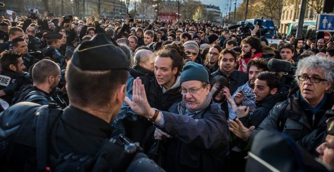Miembros de 'Nuit Debout' participan en una asamblea general en la Plaza de la República de París. - EFE