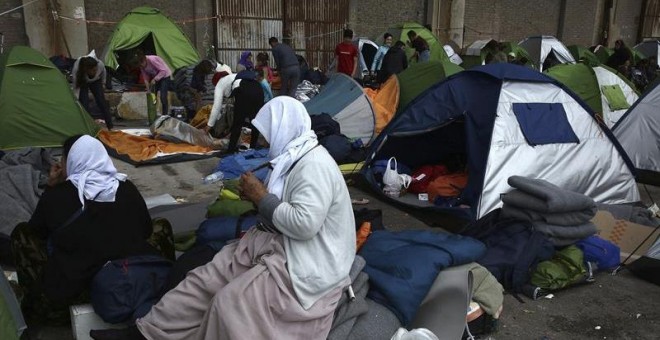 Refugiados sirios e iraquíes esperan para ser trasladados a las nuevas instalaciones de acogida en el puerto de Skaramangas, (Ática occidental), desde el puerto del Pireo (Grecia). - EFE