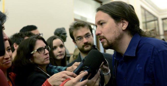 El secretario general de Podemos, Pablo Iglesias, atiende a los medios de comunicación hoy a su llegada a al Pleno del Congreso de los Diputados. EFE/Fernando Villar