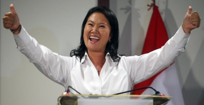 La candidata presidencial peruana Keiko Fujimori saluda a sus simpatizantes. EFE/Ernesto Arias