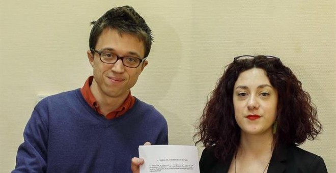 El portavoz de Podemos en el Congreso, Iñigo Errejón y la diputada de En Comú Podem Aina Vidal, durante el registro de la proposición de Ley que instará al Ejecutivo a que el Salario Mínimo Interprofesional (SMI) .- EFE / PACO CAMPOS