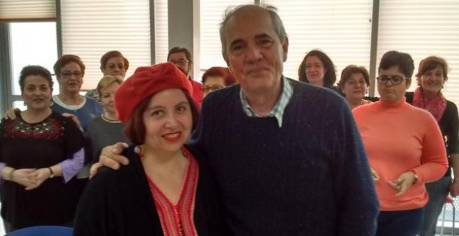 Marcela Manubens, dinamizadora vecinal de Tetuán, y el director del taller de teatro comunitario, Jorge Cassino, con las actrices.