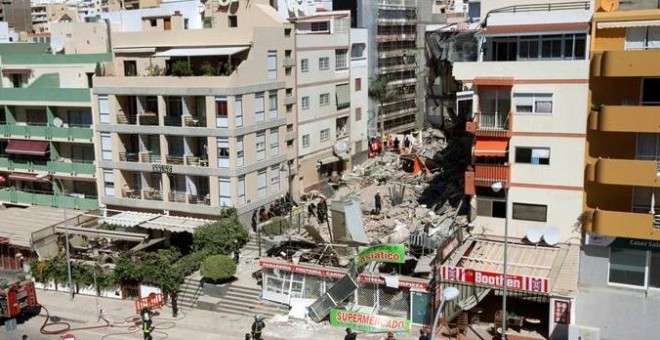 Se trata de un edificio de cinco plantas de unos treinta o cuarenta años y al tratarse de una zona turística en la que hay propietarios que no residen permanentemente no hay cálculos del número de personas que podrían estar dentro en el momento del derrum