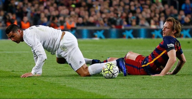 Rakitic, durante el partido contra el Real Madrid. Reuters / Juan Medina