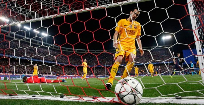 Busquets recoge el balón de la portería tras marcar Griezmann el segundo gol al Barça. Reuters / Juan Medina