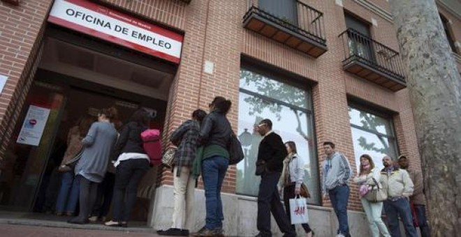 Un grupo de personas hacen cola en un a oficina del INEM en Alcalá de Henares (Madrid). EFE/Archivo