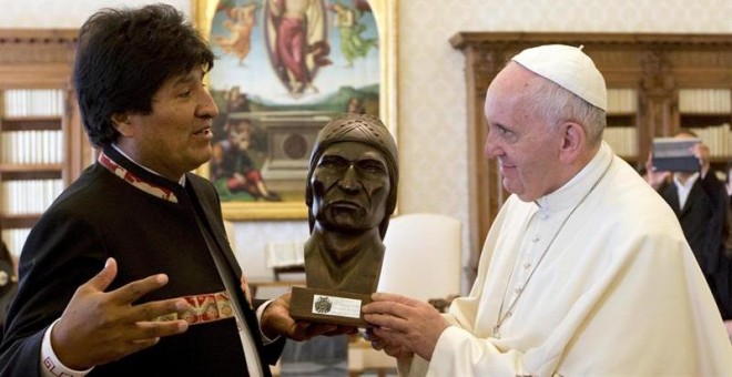 El presidente de Bolivia Evo Morales regala al Papa Francisco un busto del líder indígena Tupac Katari, durante una audiencia privada hoy, 15 de abril de 2016, en El Vaticano. EFE