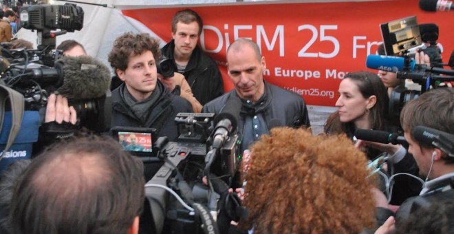 El exministro de Finanzas griego, Yanis Varoufakis, en la plaza de la República de París. - F.G.