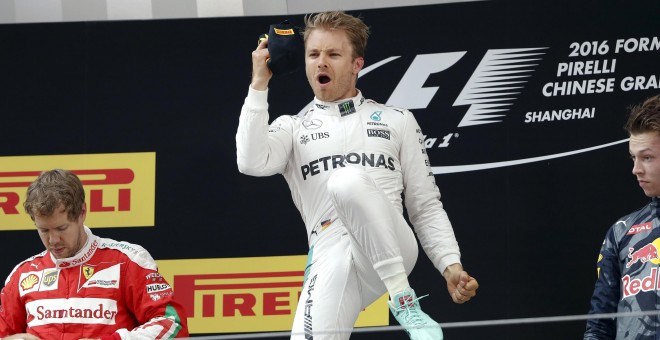 Nico Rosberg celebrando su victoria en el GP de China en el podio de honor. /REUTERS