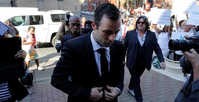 El exvelocista Oscar Pistorius llega al Tribunal Superior de Pretoria. EFE/Kim Ludbrook