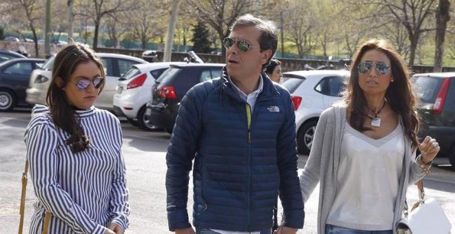 El periodista Paco González, acompañado de su esposa Mayte y su hija María, a su llegada a la Audiencia Provincial de Madrid. EFE/Ballesteros
