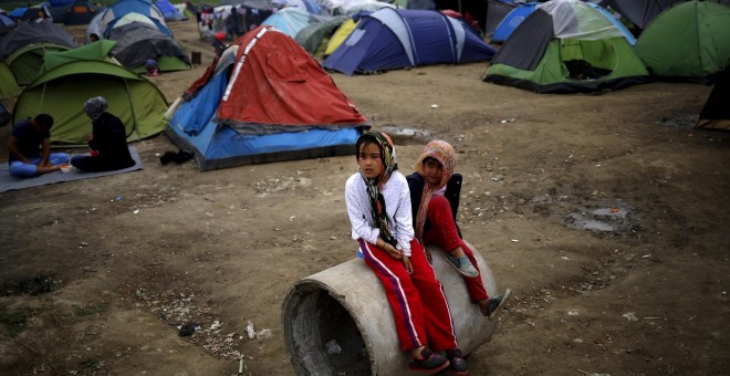 Dos niñas en uno de los campamentos improvisados de refugiados en Idomeni. - REUTERS