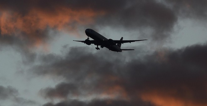 Un avión sobrevuela el aeropuerto de Heathrow. - REUTERS