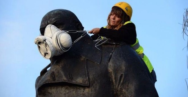 Otra activista de Greenpeace, sobre la estatua de Winston Churchill. GREENPEACE