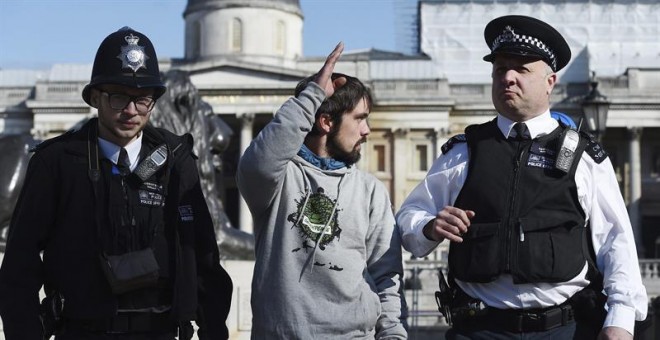 Uno de los activista detenidos por la Policía de Londres durante las protestas. EFE