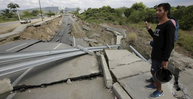 Un puente destruido en la carretera de Portoviejo. - REUTERS