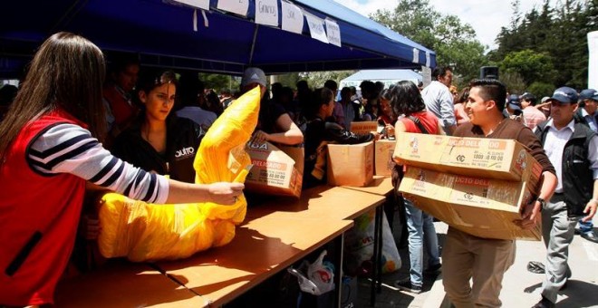 Cientos de personas han acudido a los puntos establecidos para entregar alimentos, ropa y otros bienes. - EFE