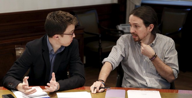 Pablo Iglesias e Íñigo Errejón durante la reunión de negociación entre Podemos, PSOE y Ciudadanos que tuvo lugar el 7 de abril. /REUTERS/Sergio Perez