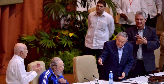 Fidel Castro se sienta cerca de su hermano y presidente de Cuba, Raúl Castro y el vicepresidente de Cuba, José Ramón Machado durante la clausura del séptimo congreso del Partido Comunista de Cuba en La Habana. REUTERS/Omara Garcia/Courtesy AIN