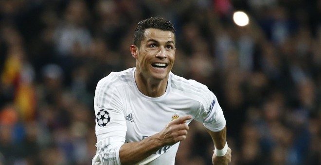 El delantero del Real Madrid Cristiano Ronaldo celebra su tercer gol contra el Wolfsburgo, en el partido de vuelta de la Liga de Campeones, en el estadio Santiago Bernabéu. REUTERS /Juan Medina