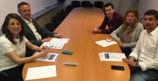 Yolanda Díaz, diputada de En Marea, Enric Bataller, de Compromís, miembros de la comisión de Justicia del Congreso, en su reunión con Ana Garrido Ramos, Luis Gonzalo Segura y Francisco Padilla, secretario de la Plataforma por la Honestidad.