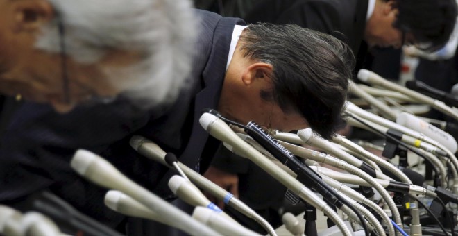 El presidente de Mitsubishi, Tetsuro Aikawa, en el centro centro, con otros directivos de la fabritante de automóviles jaopnesa, pidiendo disculpas por los fallos detectados en sus motores. REUTERS/Toru Hanai