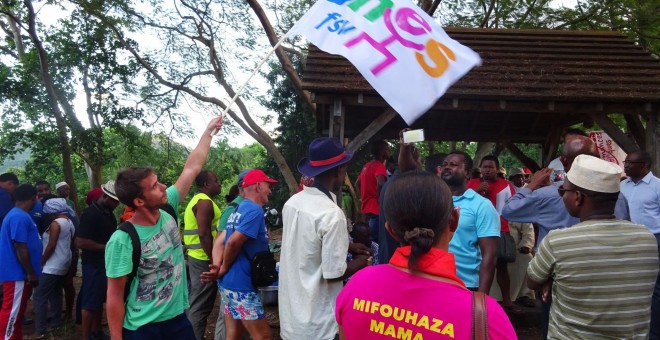 La gente escucha a los sindicalistas al finalizar de la huelga general cerca de Chirongui. El 16 de abril, los sindicatos de la asamblea general de Mayotte decidieron dejar la huelga general iniciada el 30 de marzo. ORNELLA LAMBERTI / AFP