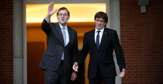 El presidente del Gobierno, Mariano Rajoy, junto al president de la Generalitat, Carles Puigdemont, en el Palacio de la Moncloa.- REUTERS