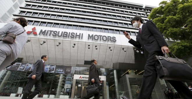 Gente caminando frente a la sede de Mitsubishi Motors en Tokio, Japón. REUTERS/Toru Hanai