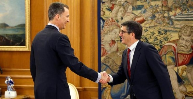 El rey Felipe VI saluda al presidente del Congreso, el socialista Patxi López. EFE/Chema Moya