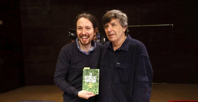 El líder de Podemos, Pablo Iglesias, con el filósofo Carlos Fernández Liria, en la presentación de su libro 'En defensa del populismo'. EFE/Javier Lizón