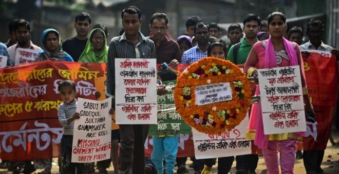 Familiares de las víctimas del incendio en la fábrica de fábrica Tazreen Fashions se manifeistan en la ciudad de Savar. - AFP