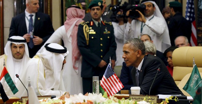 barack Obama charla con el príncipe heredero de Abu Dhabi, Sheikh Mohammed bin Zayed al-Nahyan, - REUTERS