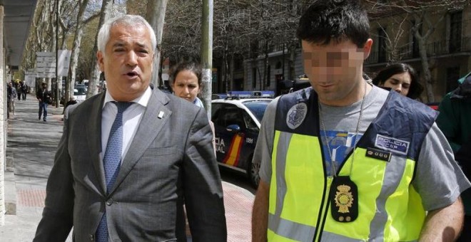 Luis Pineda a la salida de la sede de Ausbanc en la calle Marqués Urquijo de Madrid, durante el registro realizado por la Policía Nacional. EFE/Ballesteros