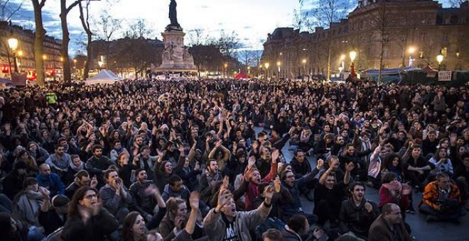 Participantes de la Nuit Debout en París. EFE