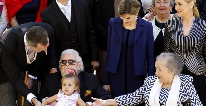 Los Reyes junto al Premio Cervantes Fernando del Paso, que aparece con su bisnieta en brazos, y su esposa, Maria del Socorro Gordillo. A la derecha la presidenta de la Comunidad de Madrid, Cristina Cifuentes. EFE/Mariscal