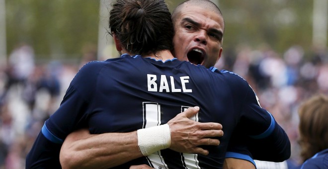 Pepe abraza a Gareth Bale tras su segundo gol ante el Rayo Vallecano. REUTERS/Sergio Perez