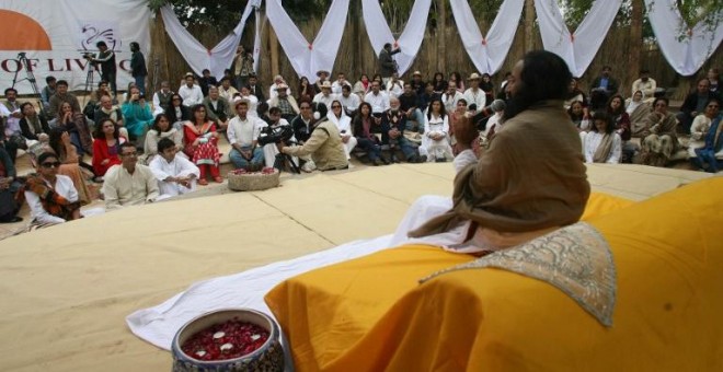El gurú espiritual indio Sri Sri Ravi Shankar, en la inauguración de un centro de su Fundación en Islamabad AFP / Farooq Naeem