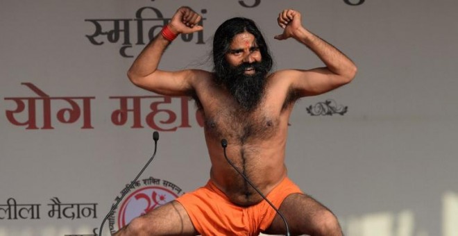 El gurú indio Baba Ramdev en una exhibición de yoga. AFP / SAJJAD HUSSAIN