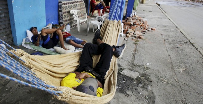 Residentes descansan fuera de sus casas en Portoviejo. REUTERS/Henry Romero
