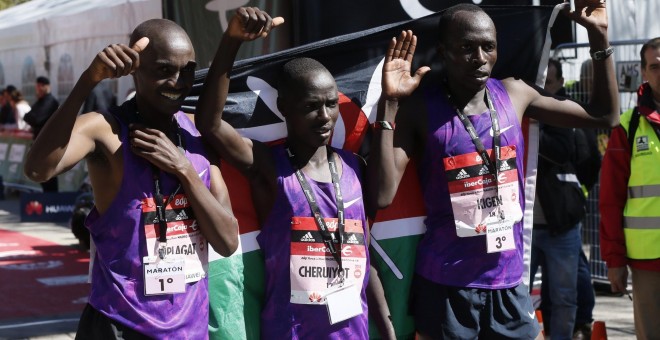El atleta keniano Peter Kiplagat (i), ganador de la 39 Maratón Popular de Madrid con un tiempo de 2:11:44, acompañado del segundo y tercer clasificados, los también kenianos Patrick Cheruiyot (c) y Alfhonce Kibiwot Kigen, tras llegar a la meta de la carre