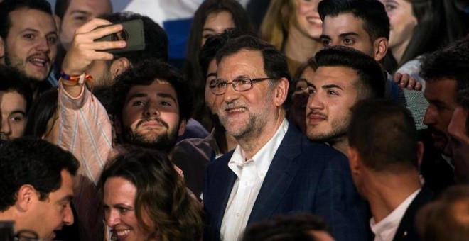 Mariano Rajoy se hace un 'selfie' con los jóvenes del PP en Córdoba, donde se ha celebrado la Convención Nacional de Nuevas Generaciones. EFE/Rafa Alcaide
