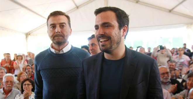 El portavoz de IU-UP, Alberto Garzón (d) y el coordinador general de IU Andalucía, Antonio Maíllo, a su llegada a un acto público sobre la unidad popular, en el marco de la Fiesta del PCA, hoy en Córdoba. EFE/SALAS