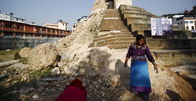 Mujeres limpian las instalaciones de la histórica torre de nueve pisos Dharahara durante el primer aniversario del terremoto en Katmandú. REUTERS/Navesh Chitrakar