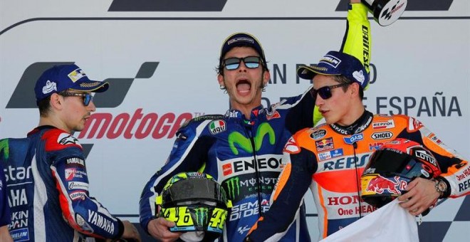 El piloto italiano de Moto GP Valentino Rossi (Yamaha) (c) junto a los españoles Jorge Lorenzo (Yamaha) (i) y Marc Márquez (Repsol) (d) en el podio tras lograr la primera, segunda y tercera posición. EFE/Roman Ríos