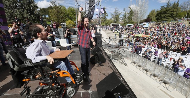 El líder de Podemos, Pablo Iglesias, y el secretario de Organización, Pablo Echenique, en la clausura de la Fiesta de la Primavera, un encuentro de círculos de toda España. EFE/Javier Lizón